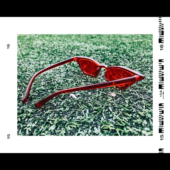 SOLD 🕶🍒 RETRO CAT-EYE SUNGLASSES!
- Picture 3 of 3